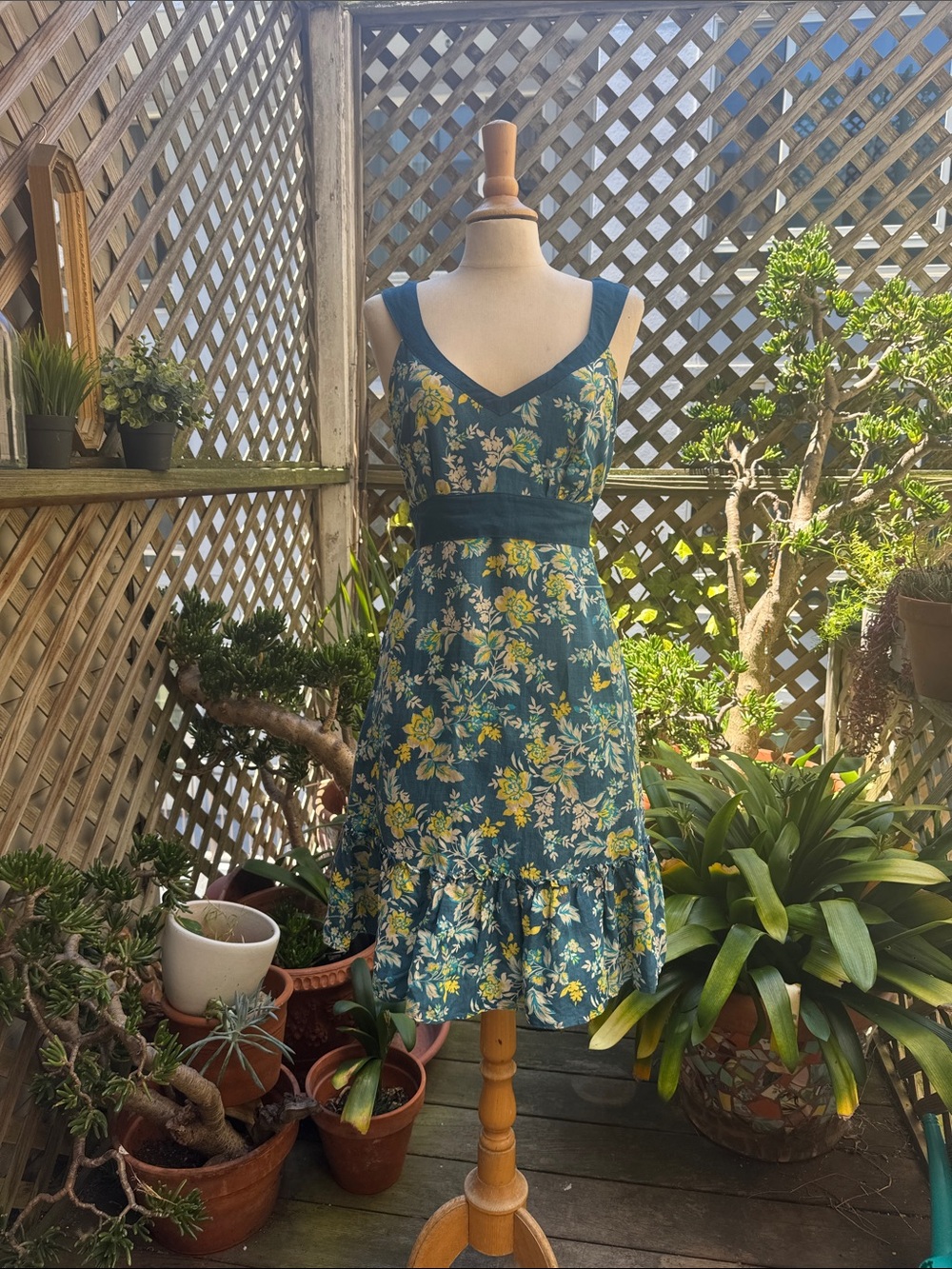 MNG CASUAL SPORTSWEAR Sleeveless Dress. Size Med-Large. V-neck, side pockets.